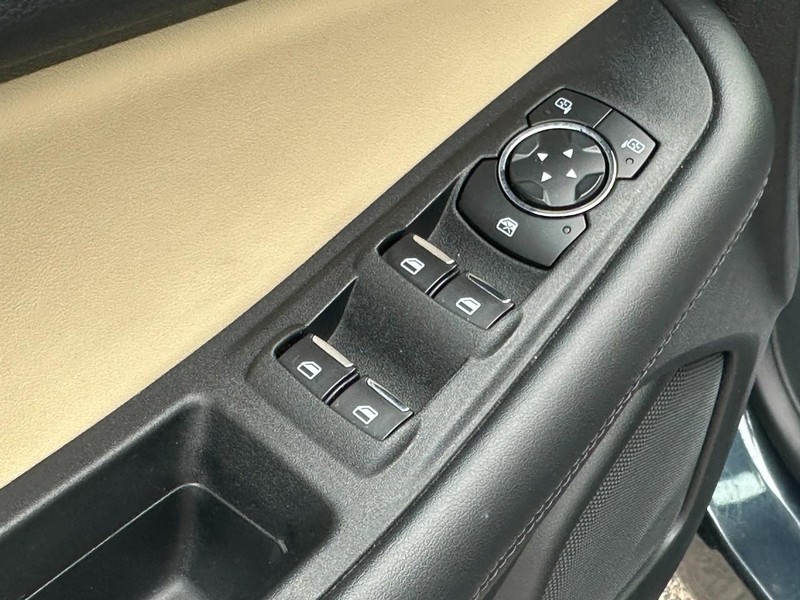 Ford Edge Vehicle Full-screen Gallery Image 18