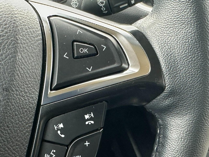 Ford Edge Vehicle Full-screen Gallery Image 21