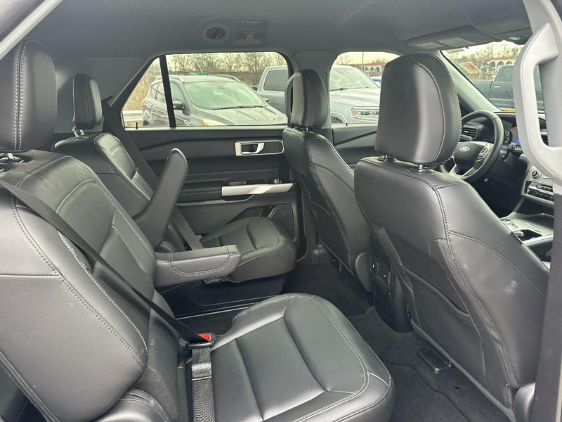 Ford Explorer Vehicle Image 13