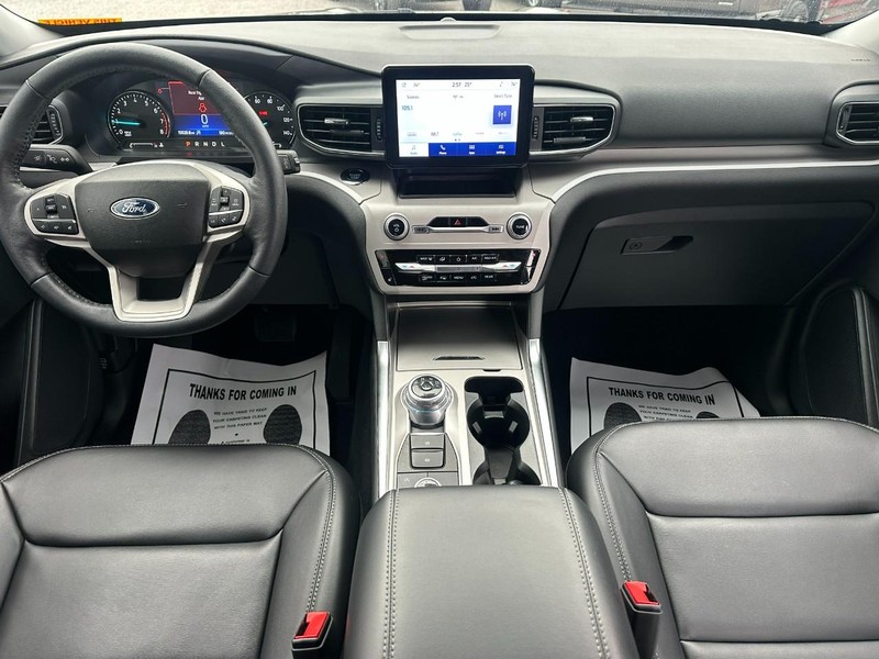 Ford Explorer Vehicle Image 14