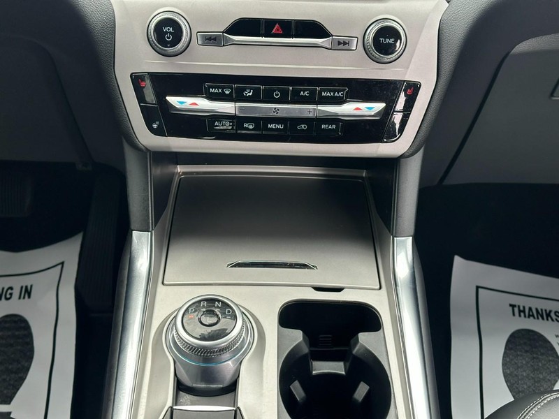 Ford Explorer Vehicle Image 17