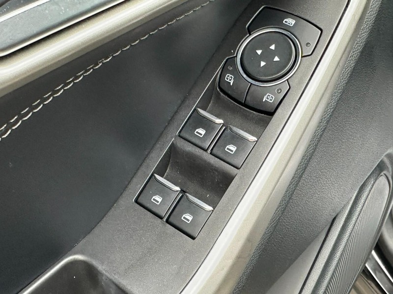 Ford Explorer Vehicle Image 19