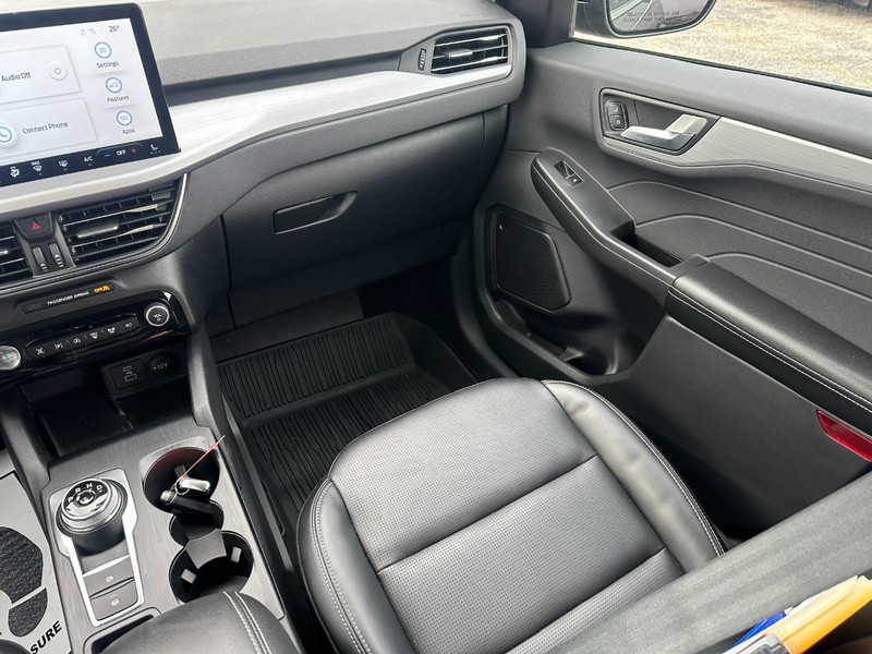 Ford Escape Vehicle Full-screen Gallery Image 17