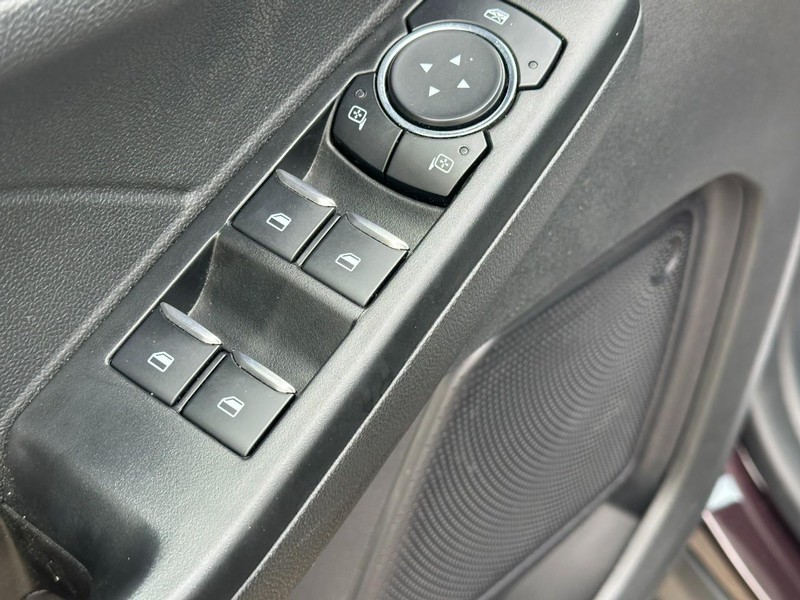 Ford Escape Vehicle Full-screen Gallery Image 19