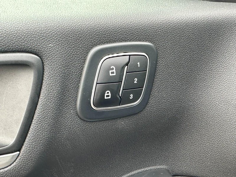 Ford Escape Vehicle Full-screen Gallery Image 20