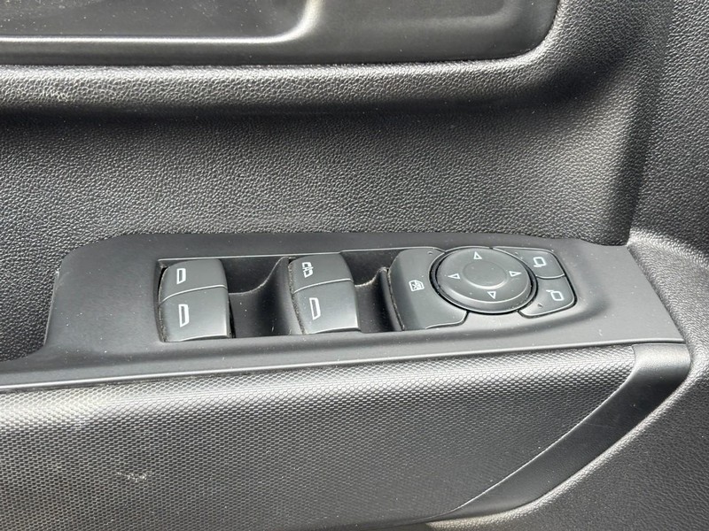 GMC Sierra 3500HD Vehicle Full-screen Gallery Image 17