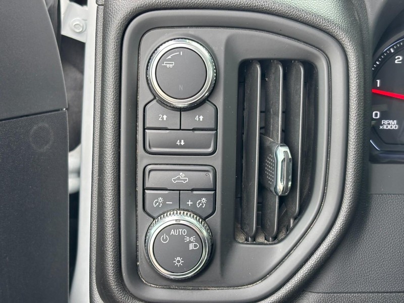 GMC Sierra 3500HD Vehicle Full-screen Gallery Image 18