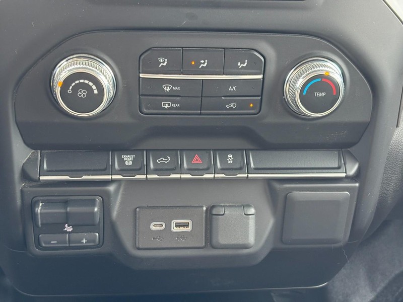 GMC Sierra 3500HD Vehicle Full-screen Gallery Image 24