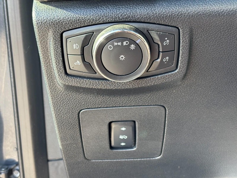 Ford F-150 Vehicle Full-screen Gallery Image 17