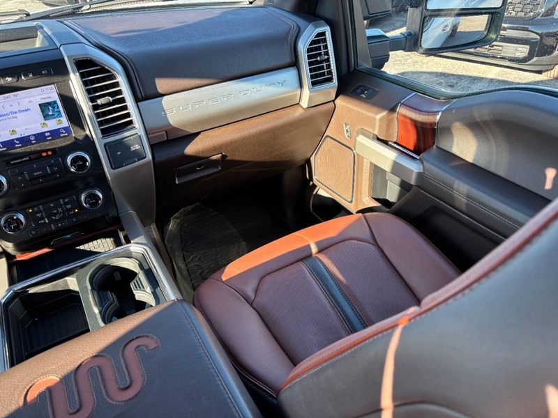 Ford Super Duty F-450 DRW Vehicle Full-screen Gallery Image 15