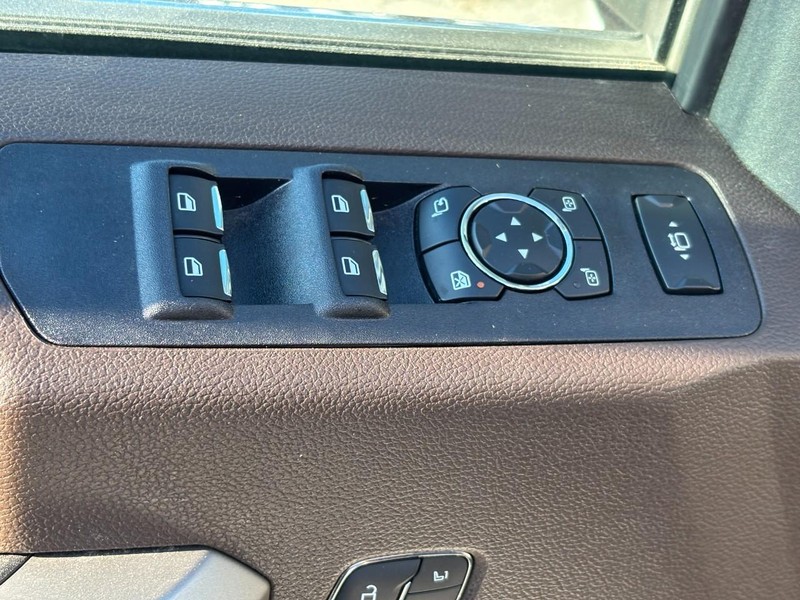 Ford Super Duty F-450 DRW Vehicle Full-screen Gallery Image 16