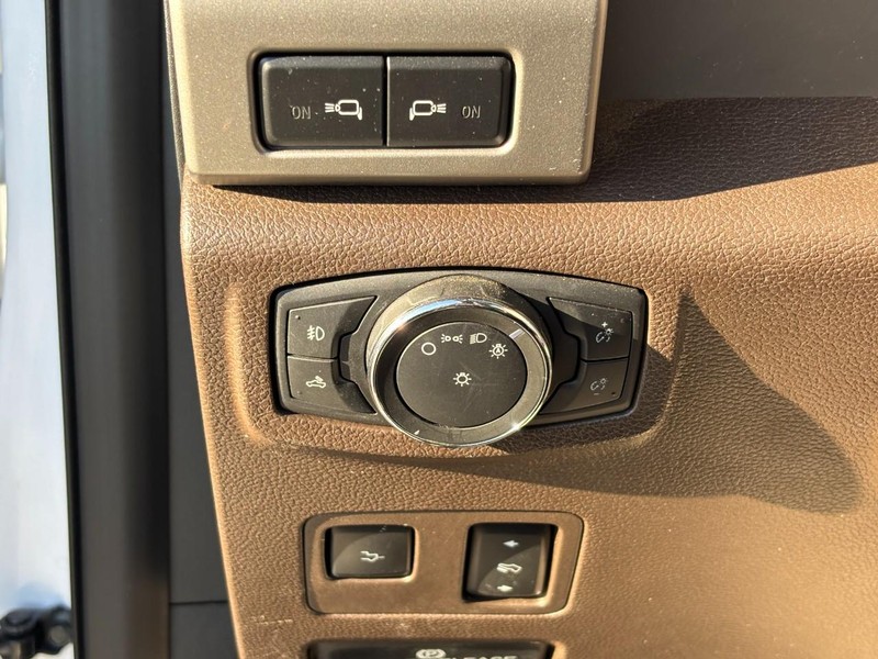 Ford Super Duty F-450 DRW Vehicle Full-screen Gallery Image 17