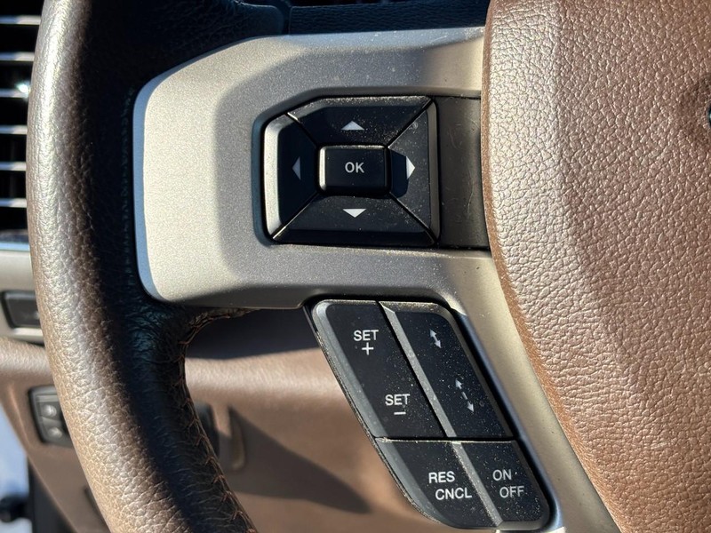 Ford Super Duty F-450 DRW Vehicle Full-screen Gallery Image 18