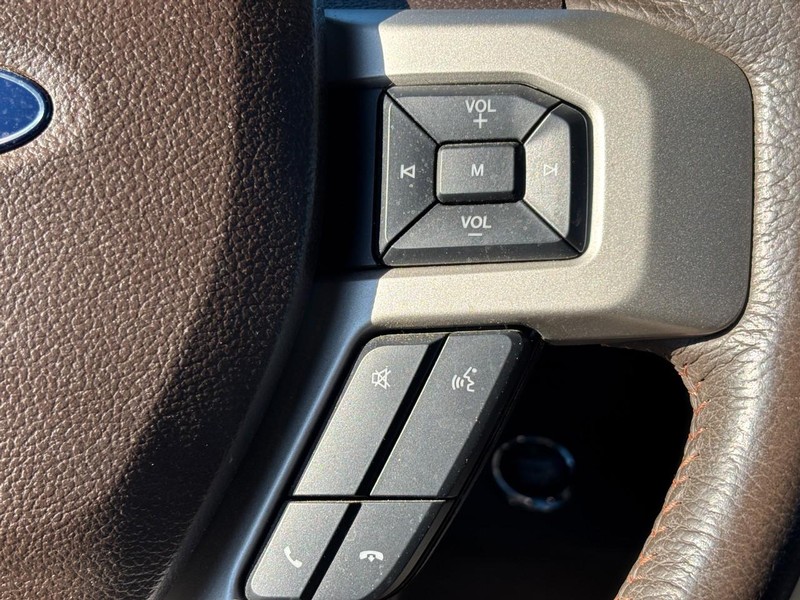 Ford Super Duty F-450 DRW Vehicle Full-screen Gallery Image 20