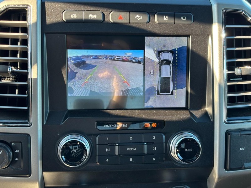 Ford Super Duty F-450 DRW Vehicle Full-screen Gallery Image 24