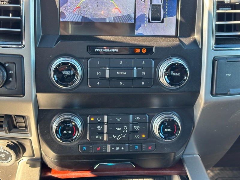 Ford Super Duty F-450 DRW Vehicle Full-screen Gallery Image 25