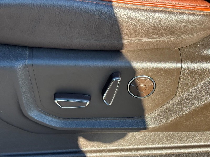 Ford Super Duty F-450 DRW Vehicle Full-screen Gallery Image 27