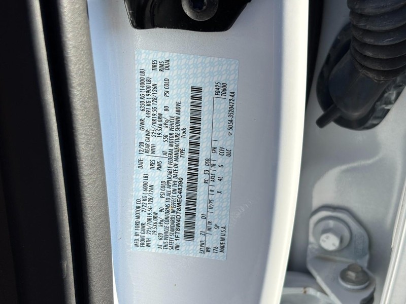 Ford Super Duty F-450 DRW Vehicle Full-screen Gallery Image 28