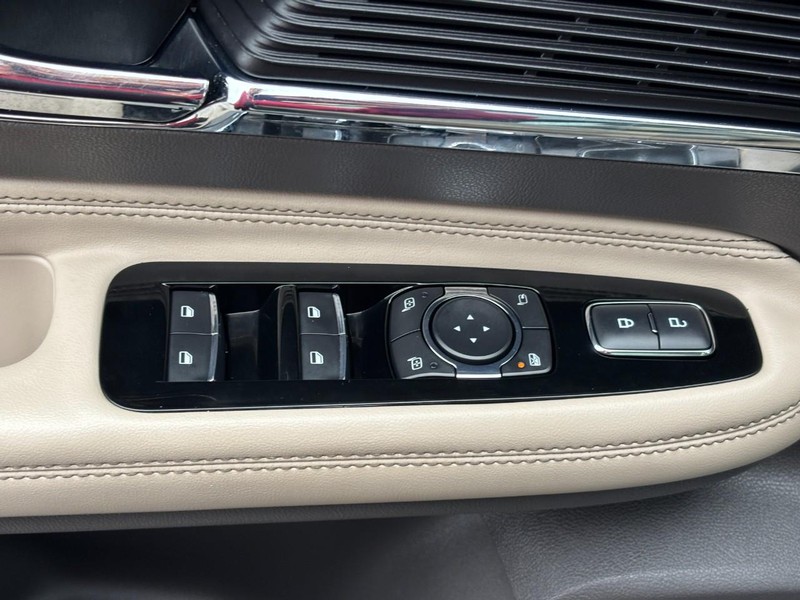 Lincoln Corsair Vehicle Image 16