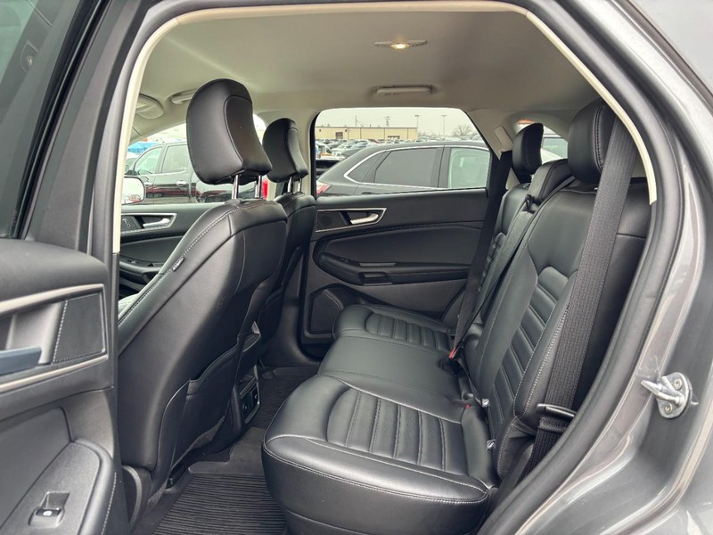 Ford Edge Vehicle Full-screen Gallery Image 12