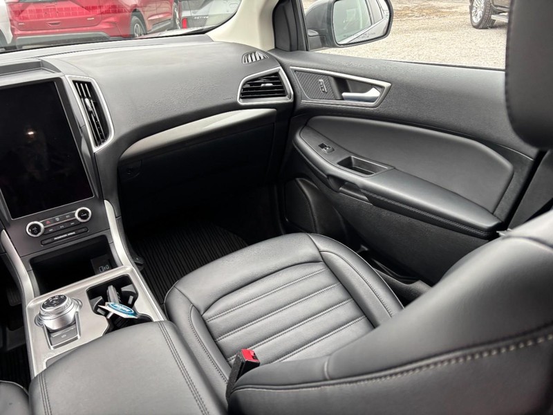 Ford Edge Vehicle Full-screen Gallery Image 15