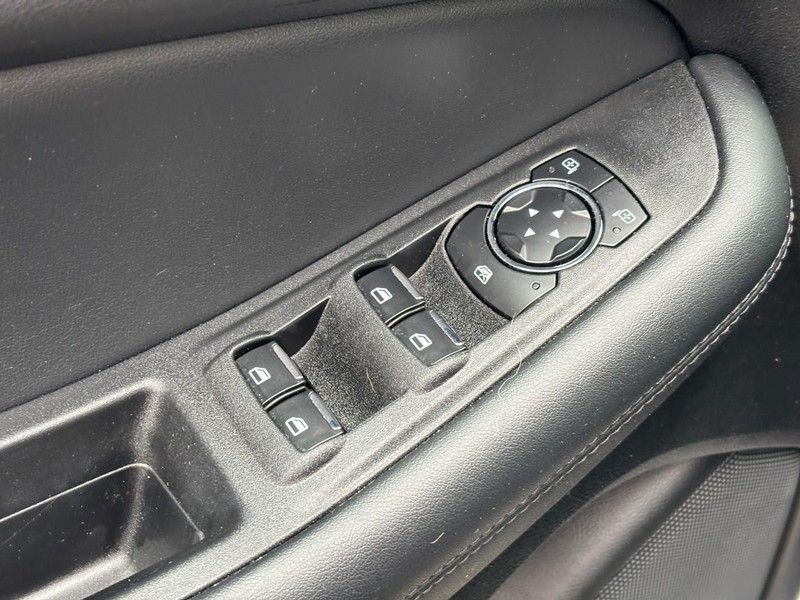 Ford Edge Vehicle Full-screen Gallery Image 16