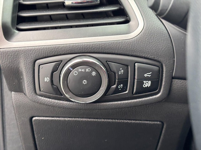 Ford Edge Vehicle Full-screen Gallery Image 17