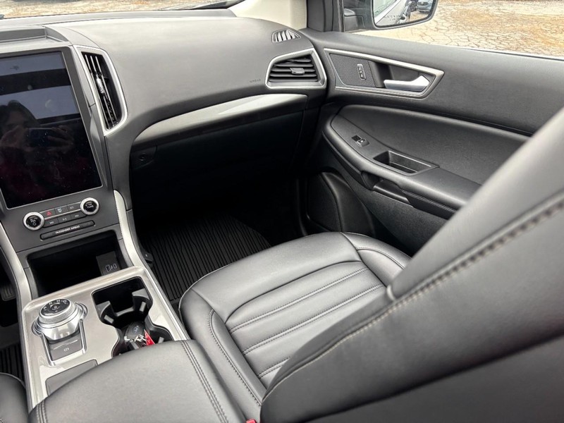 Ford Edge Vehicle Full-screen Gallery Image 15