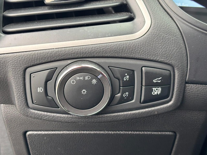 Ford Edge Vehicle Full-screen Gallery Image 17