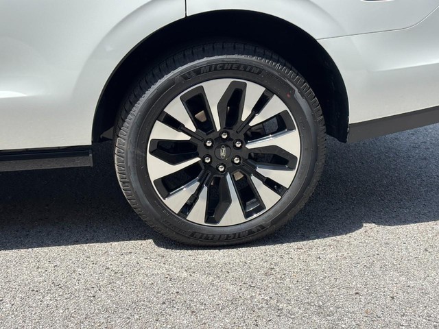 Ford Expedition Vehicle Full-screen Gallery Image 12
