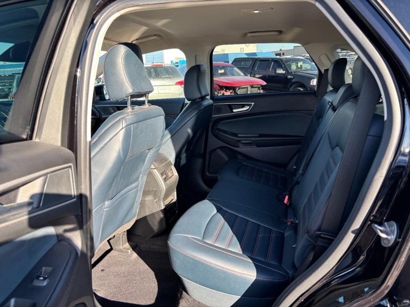 Ford Edge Vehicle Full-screen Gallery Image 12