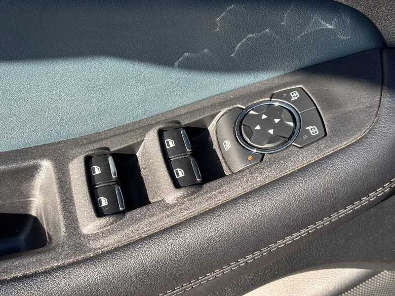 Ford Edge Vehicle Full-screen Gallery Image 16