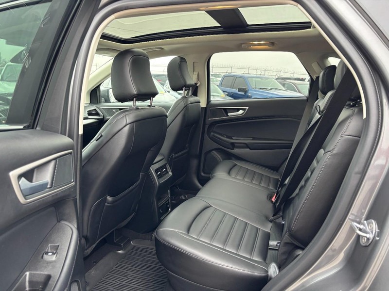 Ford Edge Vehicle Full-screen Gallery Image 12