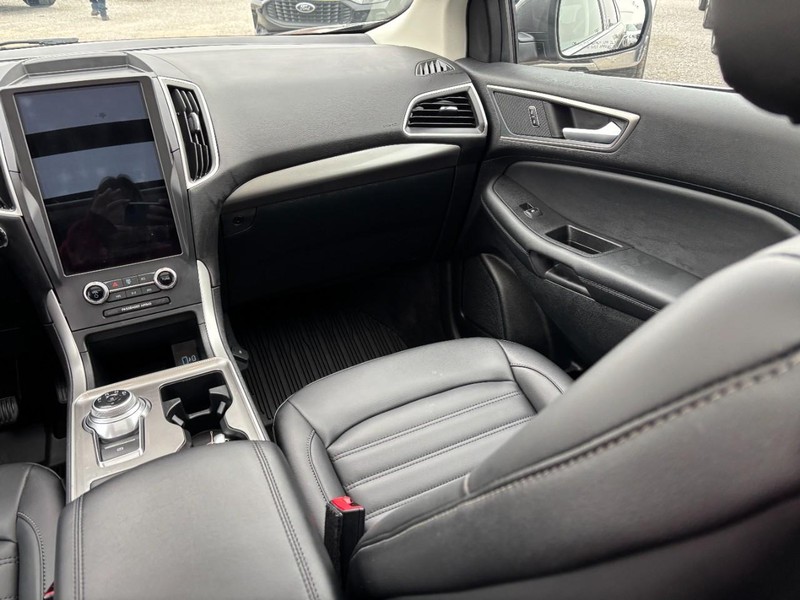 Ford Edge Vehicle Full-screen Gallery Image 15