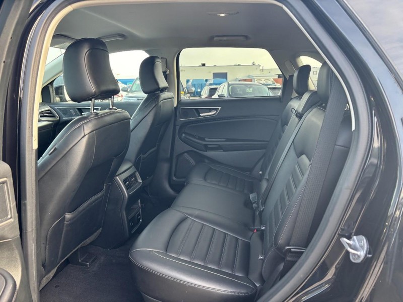 Ford Edge Vehicle Full-screen Gallery Image 12