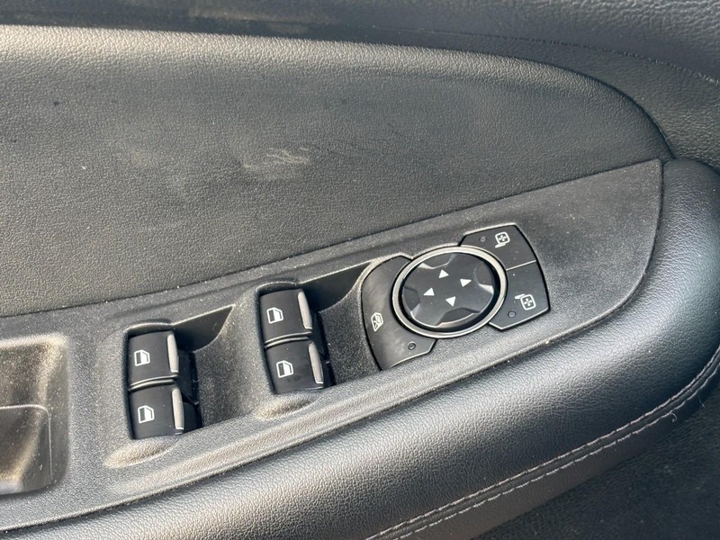 Ford Edge Vehicle Full-screen Gallery Image 16