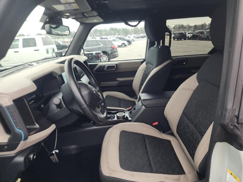 Ford Bronco Vehicle Full-screen Gallery Image 04