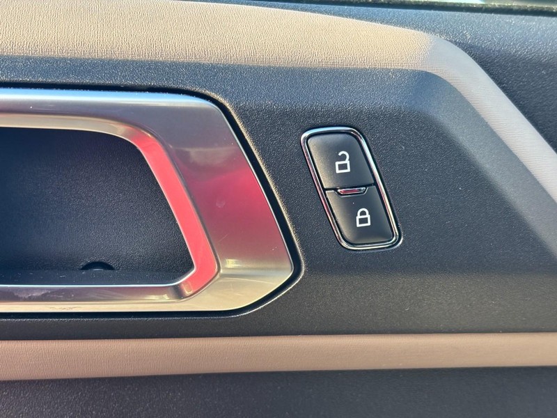 Ford Bronco Vehicle Full-screen Gallery Image 17