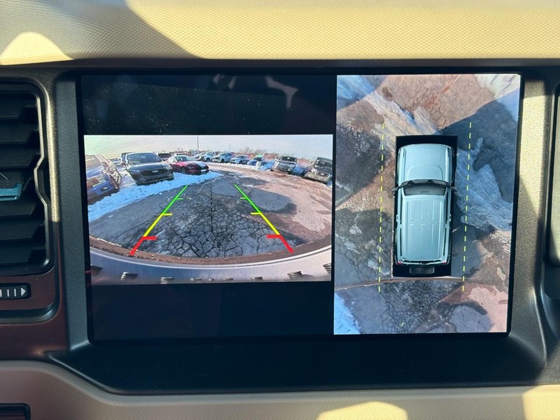 Ford Bronco Vehicle Full-screen Gallery Image 24