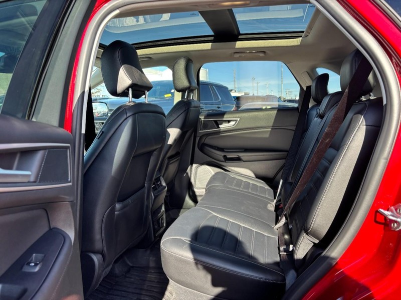 Ford Edge Vehicle Full-screen Gallery Image 12