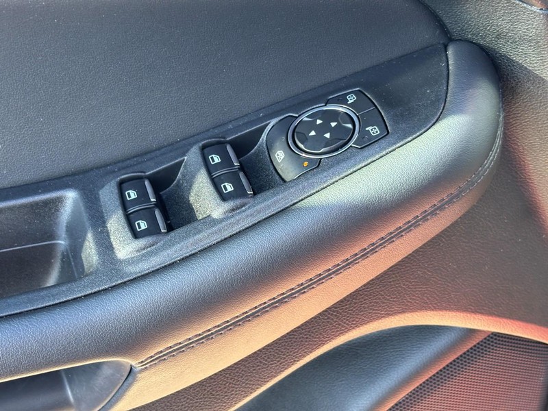 Ford Edge Vehicle Full-screen Gallery Image 16