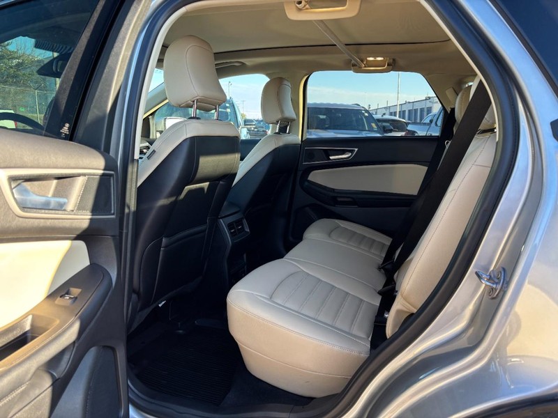 Ford Edge Vehicle Full-screen Gallery Image 13