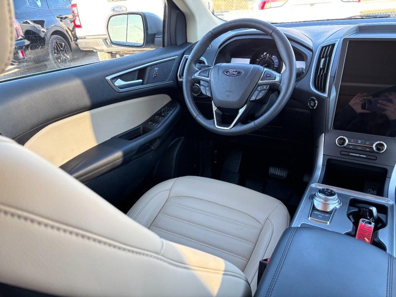 Ford Edge Vehicle Full-screen Gallery Image 14
