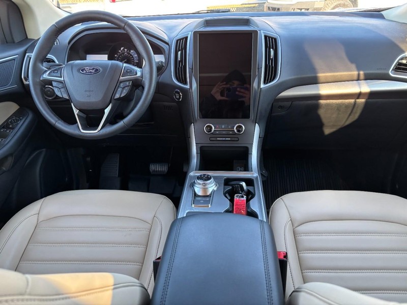 Ford Edge Vehicle Full-screen Gallery Image 15