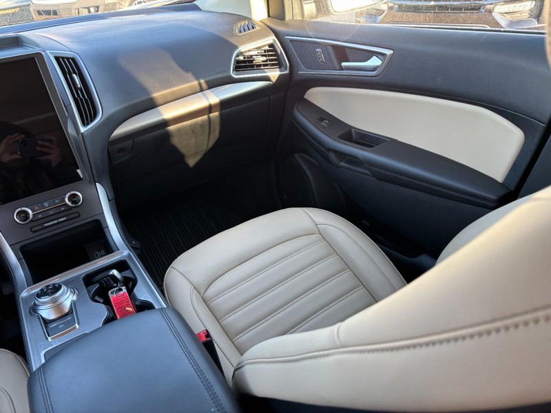 Ford Edge Vehicle Full-screen Gallery Image 16