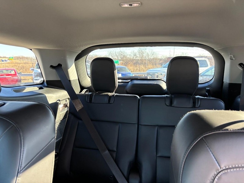 Ford Explorer Vehicle Full-screen Gallery Image 12