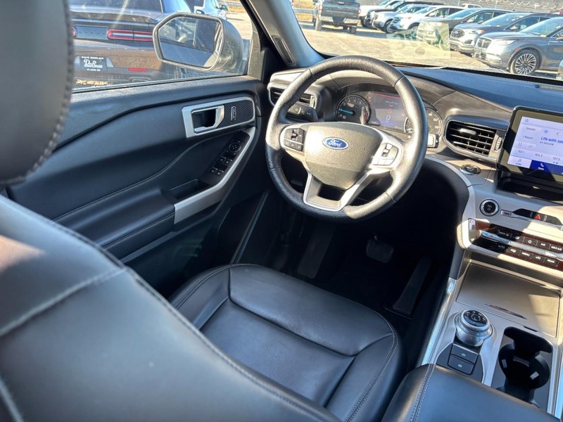 Ford Explorer Vehicle Full-screen Gallery Image 14