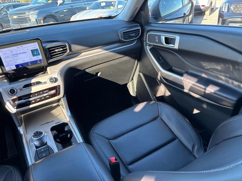 Ford Explorer Vehicle Full-screen Gallery Image 16