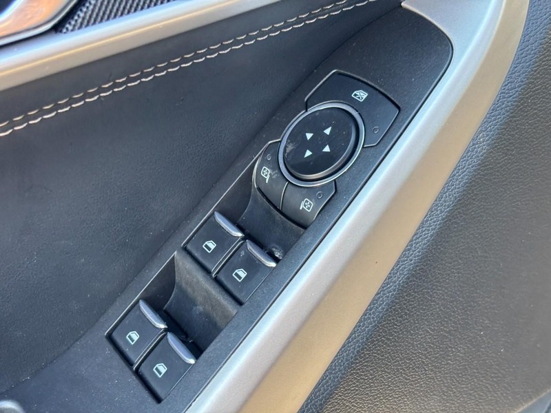 Ford Explorer Vehicle Full-screen Gallery Image 17