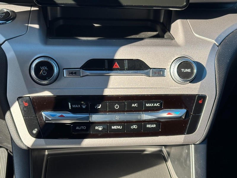 Ford Explorer Vehicle Full-screen Gallery Image 25